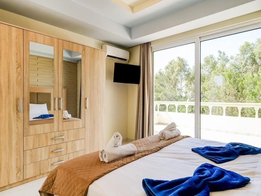 Beautiful Holiday Home With Private Pool view 2