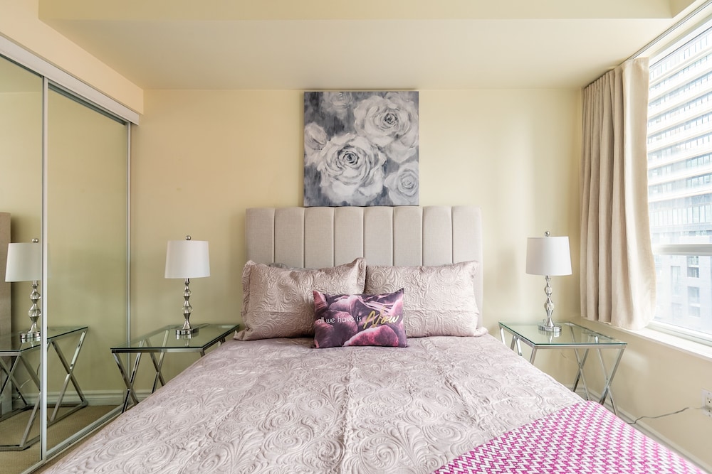 Simply Comfort, Stylish Downtown Apartment view 2