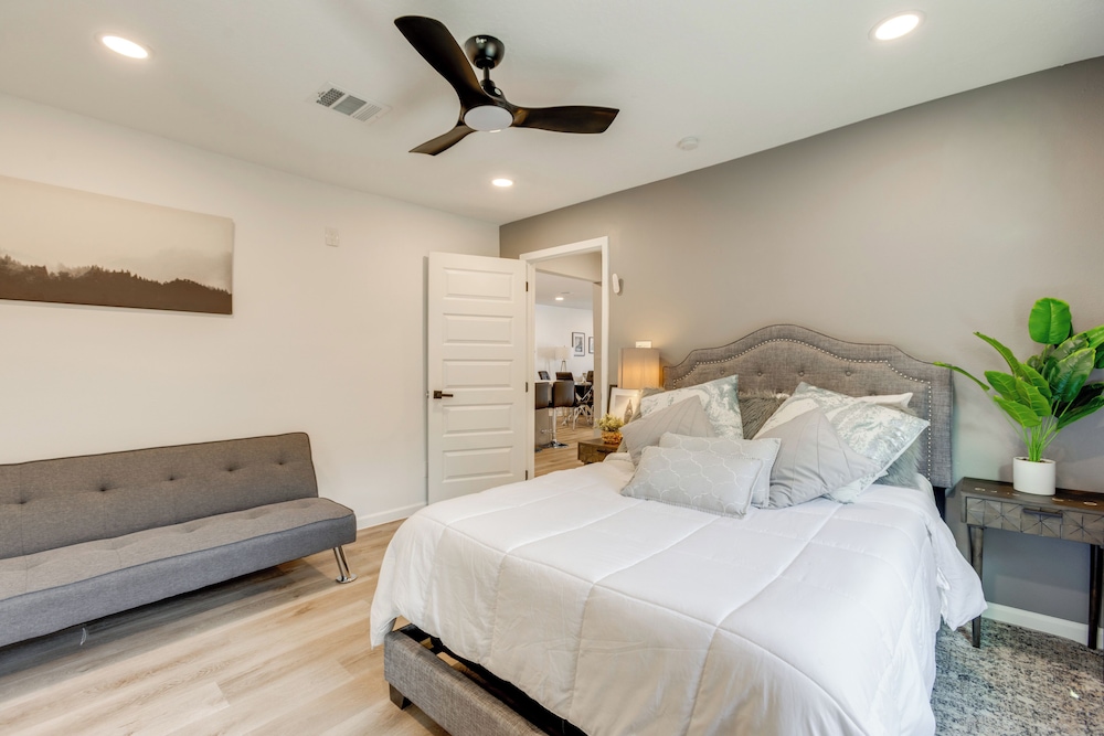 Updated Home w/ Hot Tub in Houston's Northside!