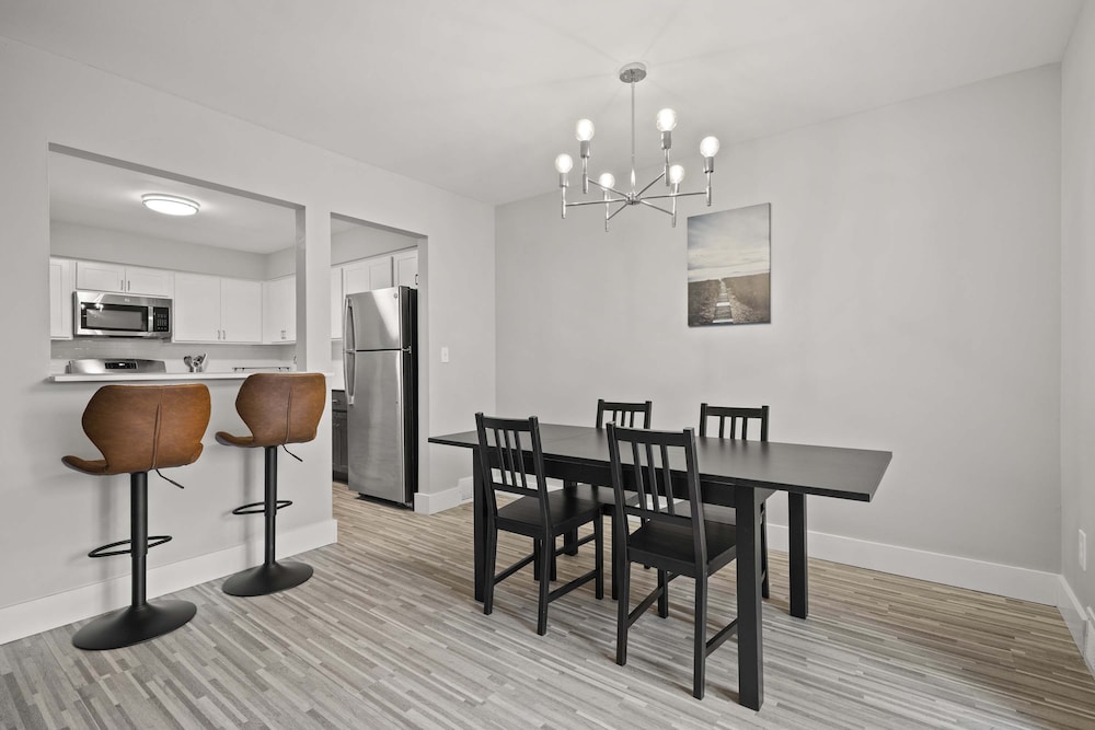 Stylish 2BR 2BA Stay in Prime Location