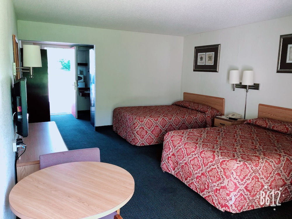 Staunton Vacations - Hometown  Inn - Property Image 13