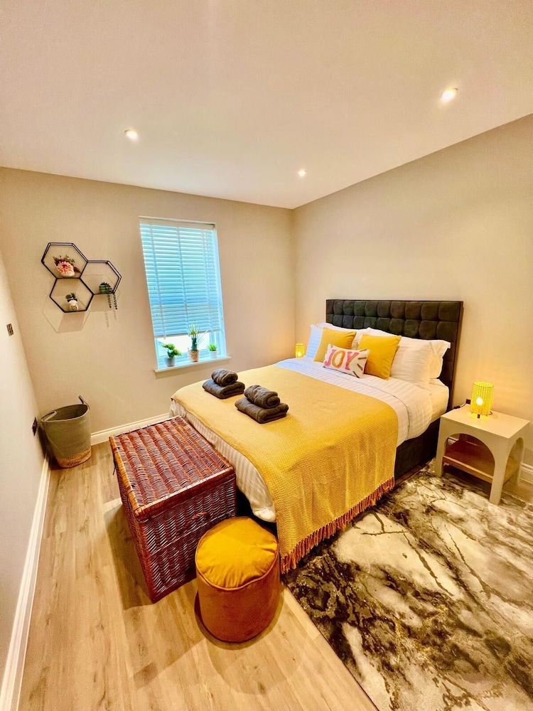 Brand New Coastal Breeze -family Friendly- Parking view 4