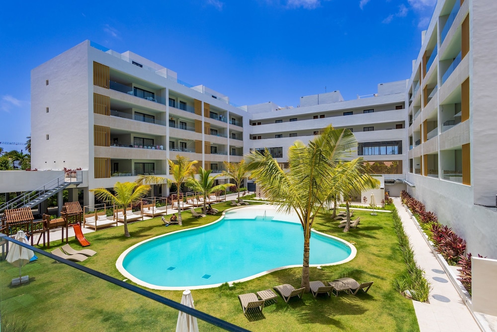 Chic 2BR Stay w Terrace Picuzzi 5 Min to Beach
