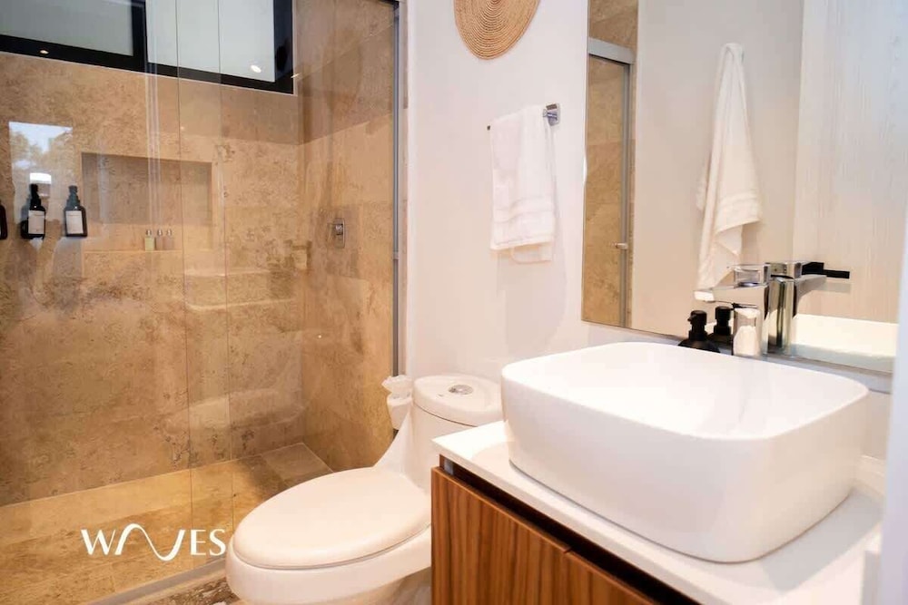Prime Location 2 BR Apartment With Natural Ligthed & LX Amenities by Waves Management