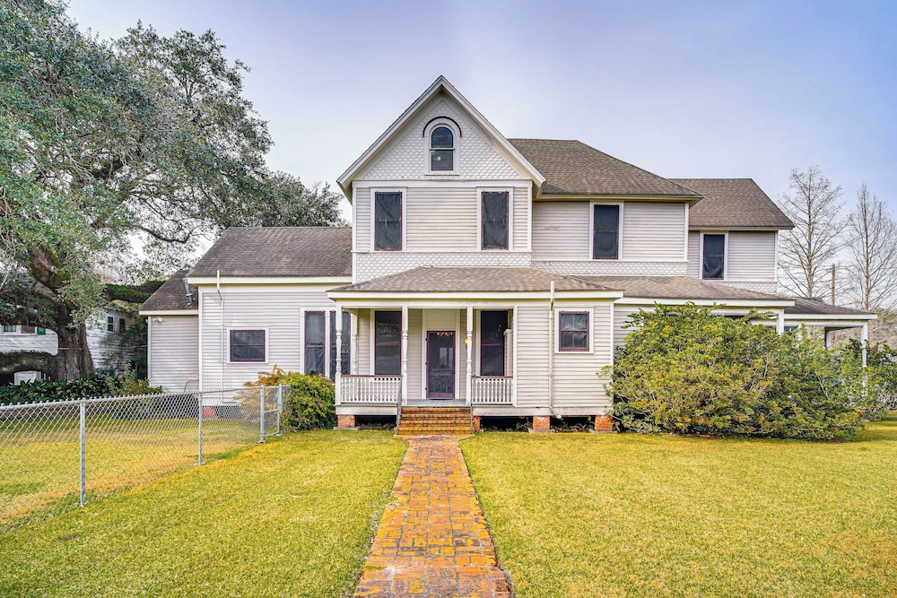Historic Home w/ Wraparound Porch: Walkable Area!