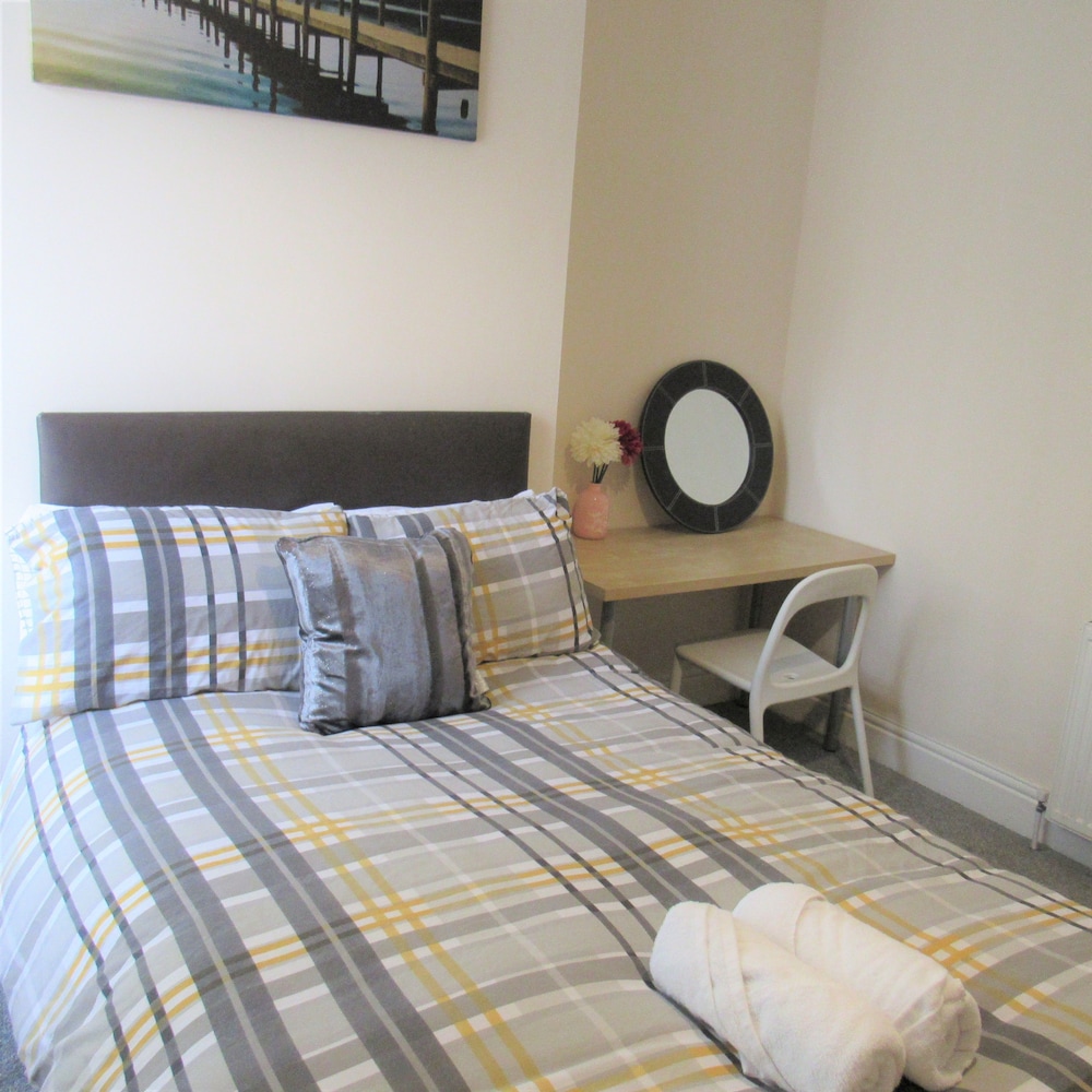 Spacious Apartment Heaton view 4