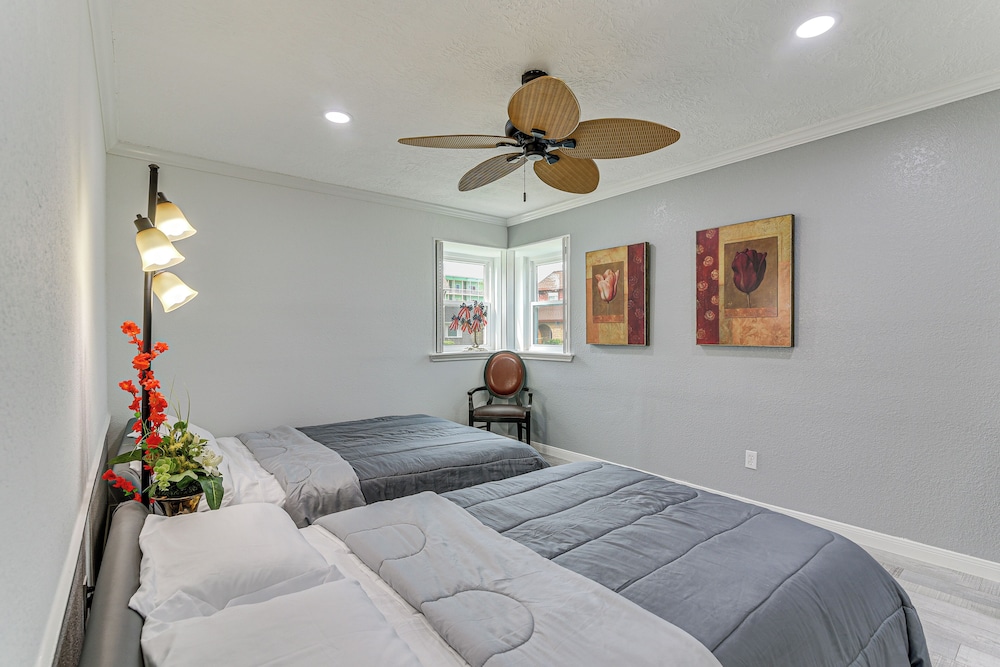 ~ 2 Blocks to Beach: Galveston Group Getaway!