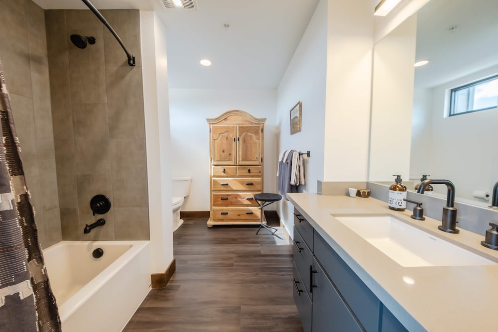 Downtown Penthouse Condo For 4!