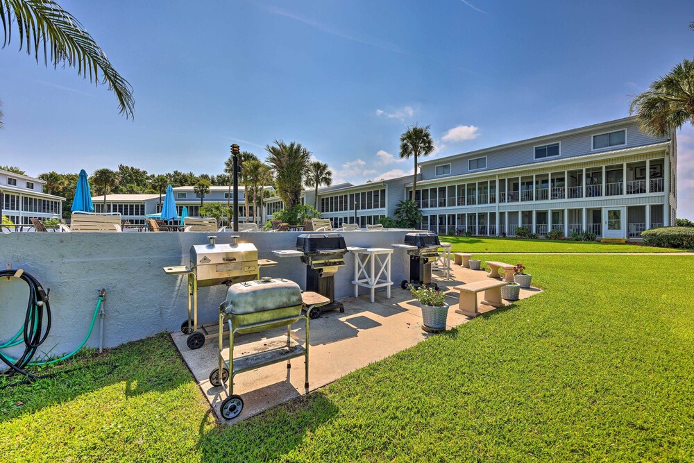 River-view Condo w/ Boat Slip in Welaka!