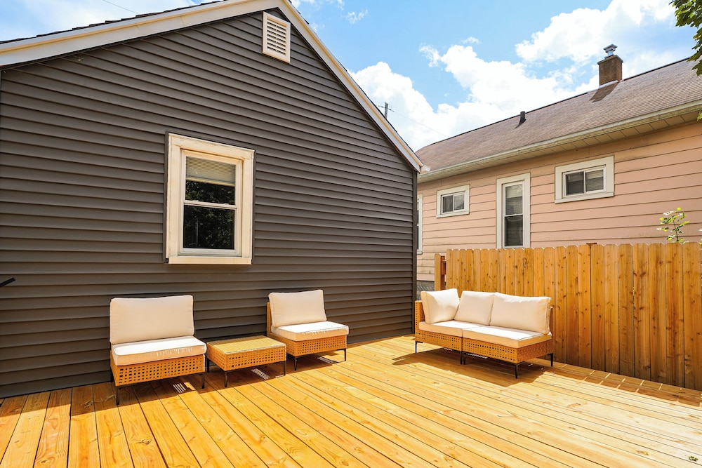 3 Mi to Michigan State: Tiny Home w/ Deck!