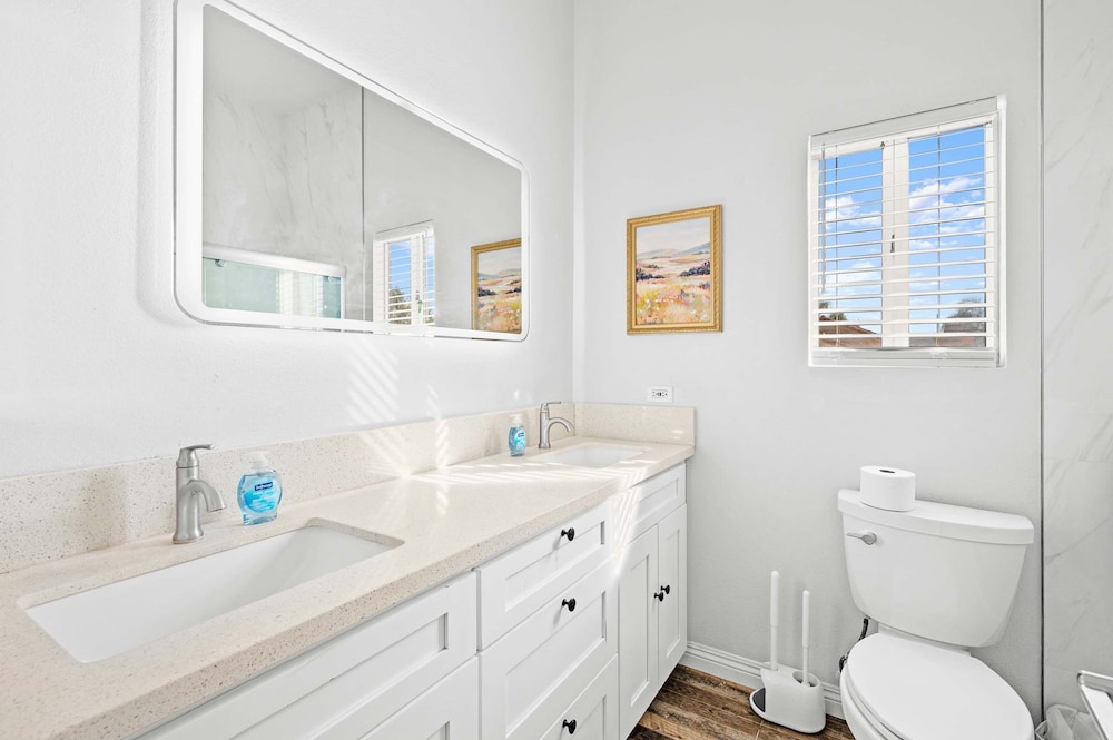 Bright Family Getaway w Garage Prime Socal Location