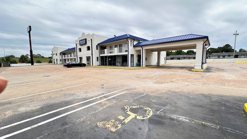 Batesville Vacations - Dreamland Inn and Suites - Property Image 1