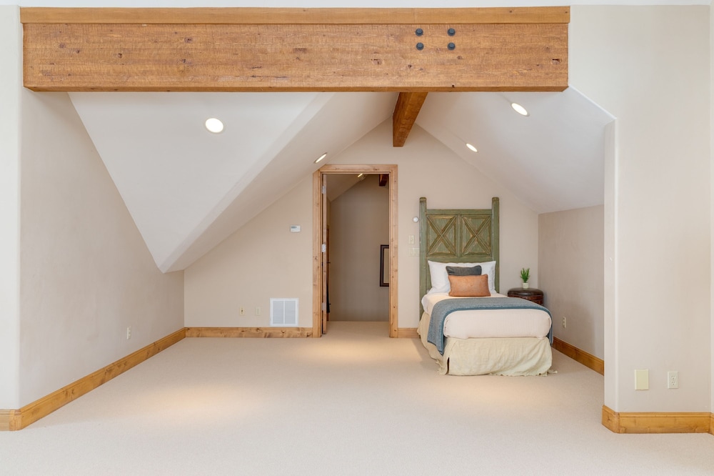 Telemark Luxury Retreat by Avantstay Stunning Views w Hot Tub Theatre Room and Pool Table