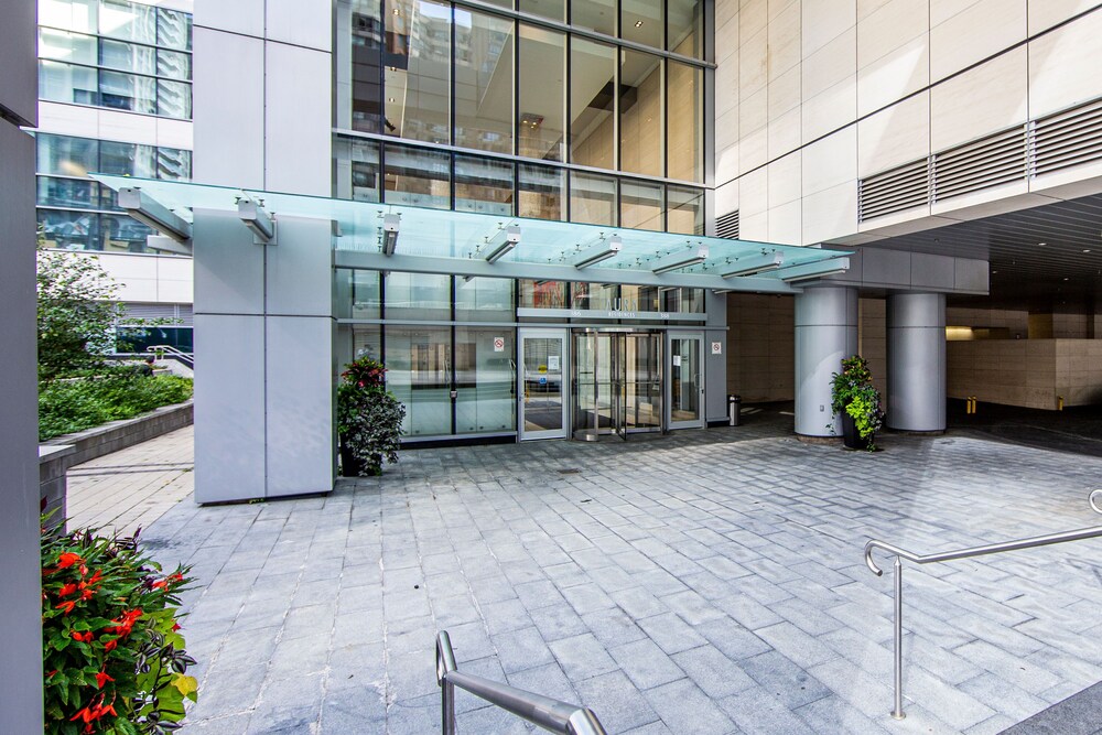 Stunning High Floor 1 Bedroom Condo Near Toronto General Hospital, U of T, TMU - Image 2
