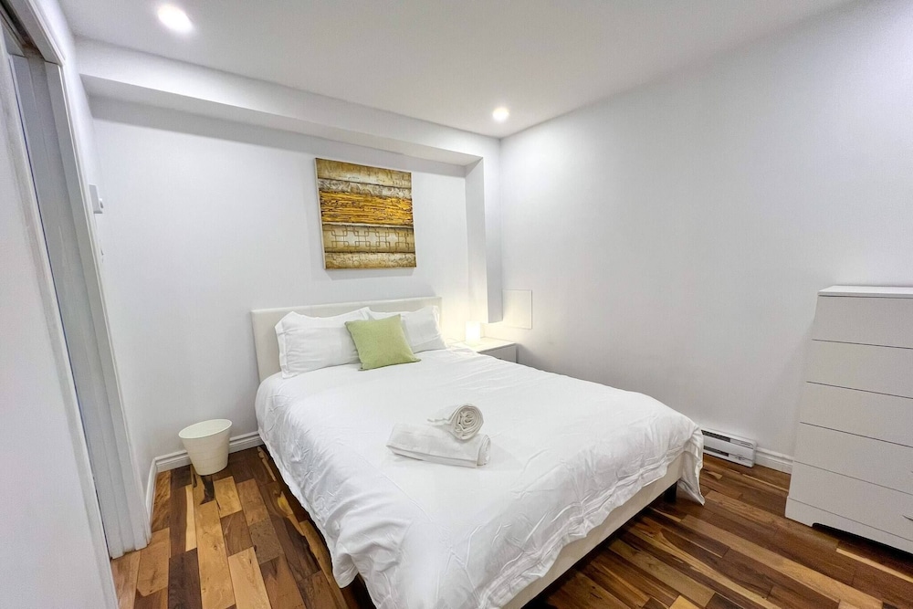 Chic Townhome With Garage Dt Mtl - Image 3