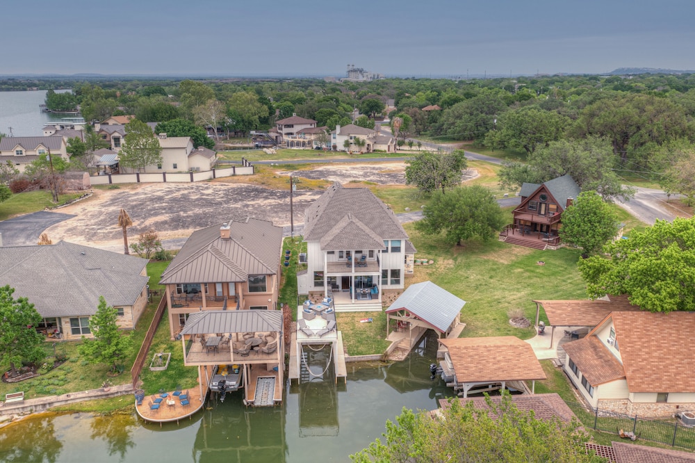 Stunning Luxury Home on Lake Lbj! - Property Image 23