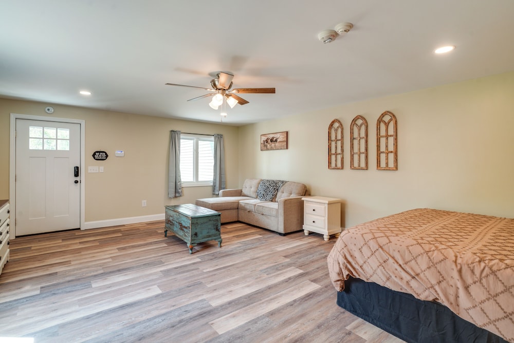 Studio Stay w/ Deck in Missouri Wine Country