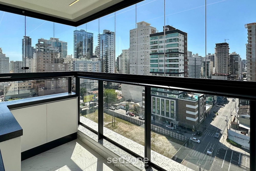 Apt w/ Gourmet Balcony 700m From the Beach Bon1101
