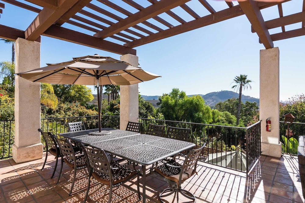 Two Estates w/ Pools, Hot Tubs, Game Rooms, Valley Views & Tennis Court Near Beaches & Wineries