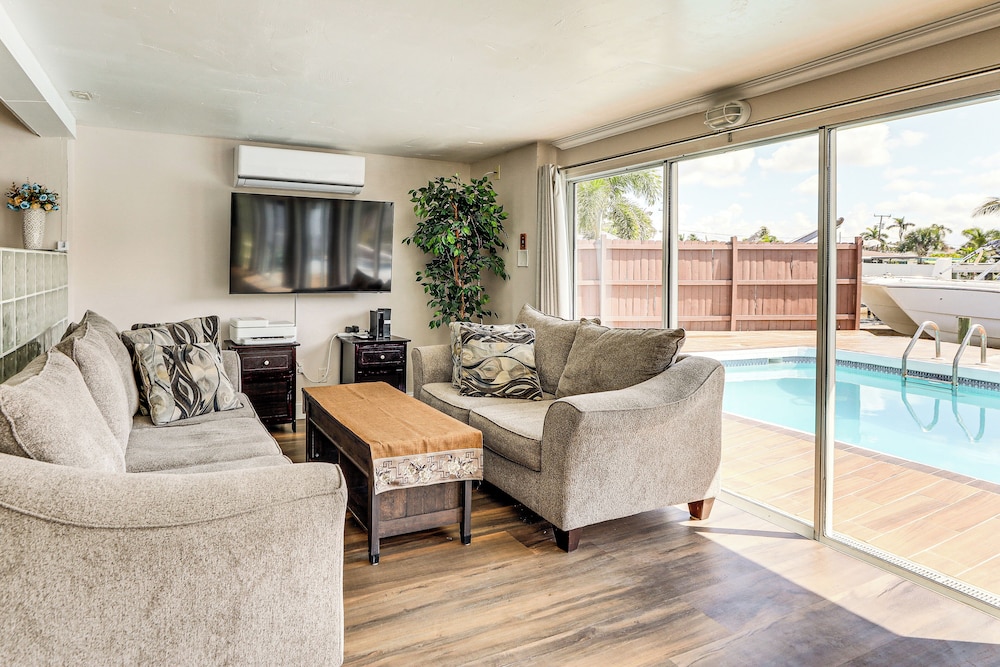 Furnished Sunroom w/ TV! Canal-front Bradenton Gem
