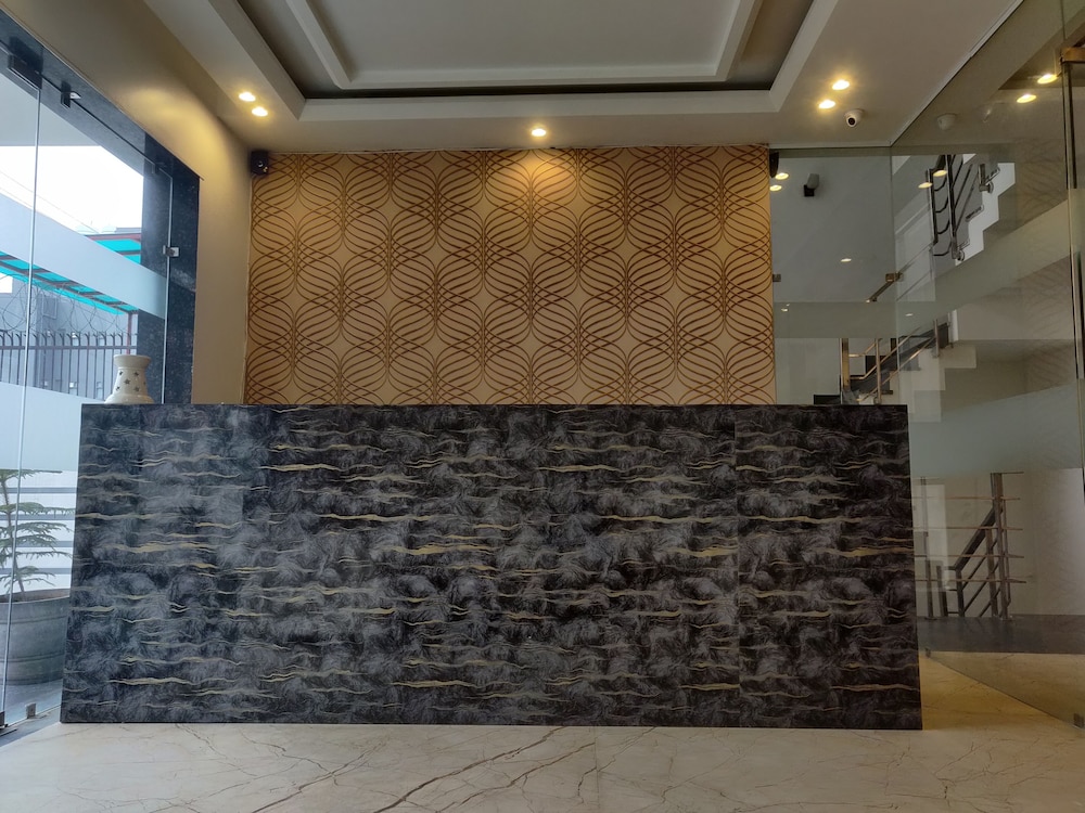 Lobby & Reception