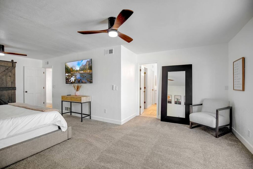 Huge Golf Course Home-free Heated Pool Theatre Gym