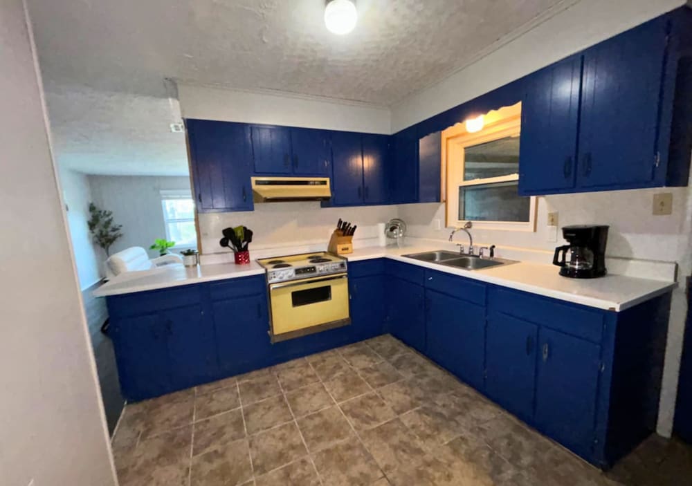 Retro 1BR Near Downtown Quiet Comfy Stay