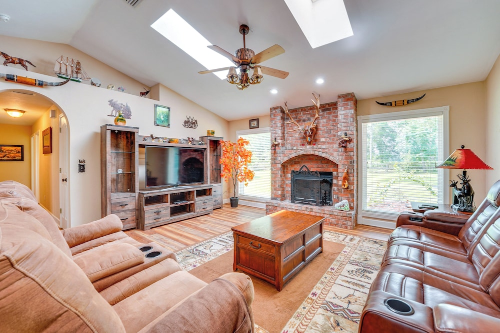 Welcoming Home w/ Yard on 20 Acres in High Springs