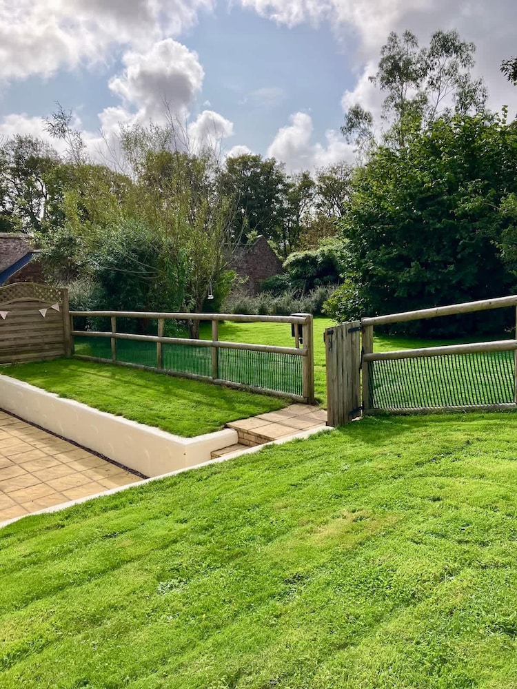 Courtyard Cottage With hot tub and Walled Garden