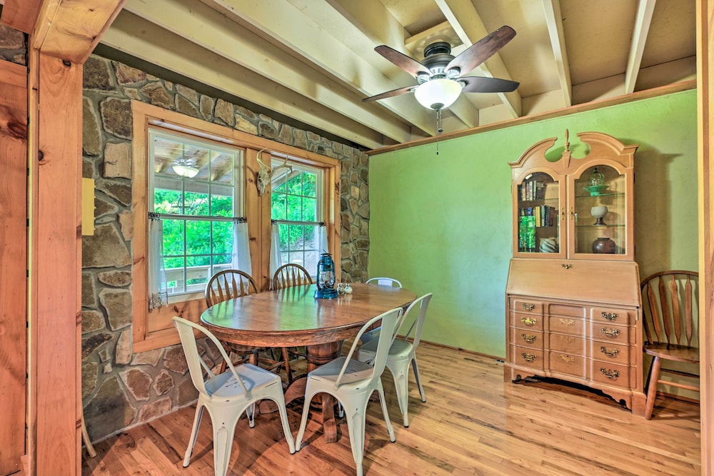 Charming Fancy Gap Cabin w/ Deck & Gas Grill! view 4