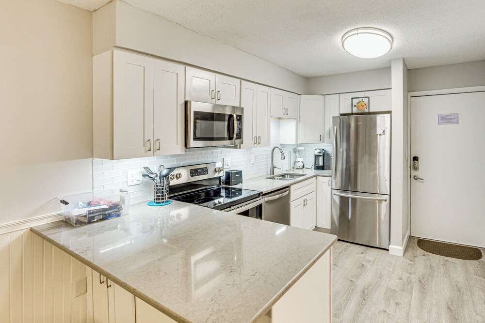 Access to Folly Field Beach & Pools: Coastal Condo