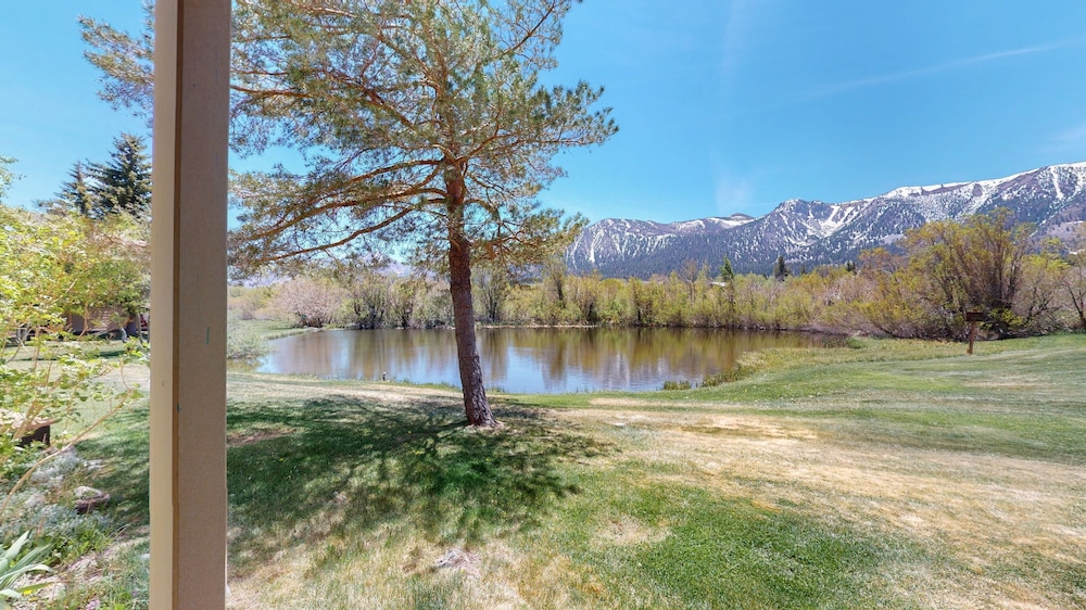 Snowcreek II 288 Gorgeous Mountain Views, Rustic, Spacious and Cozy by Redawning