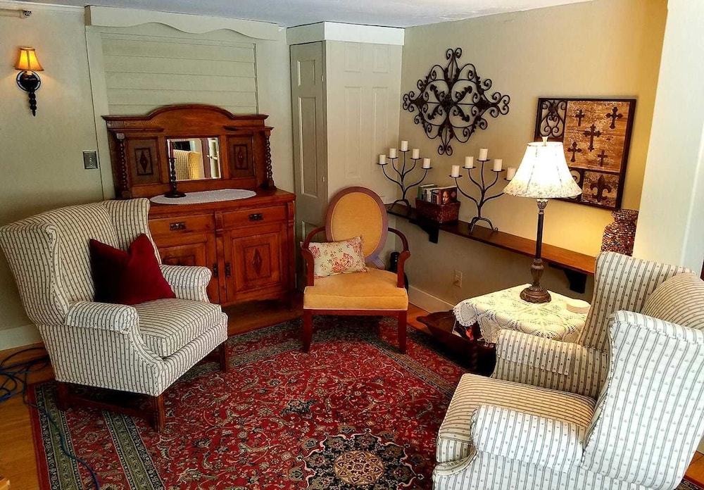 PineCrest Inn