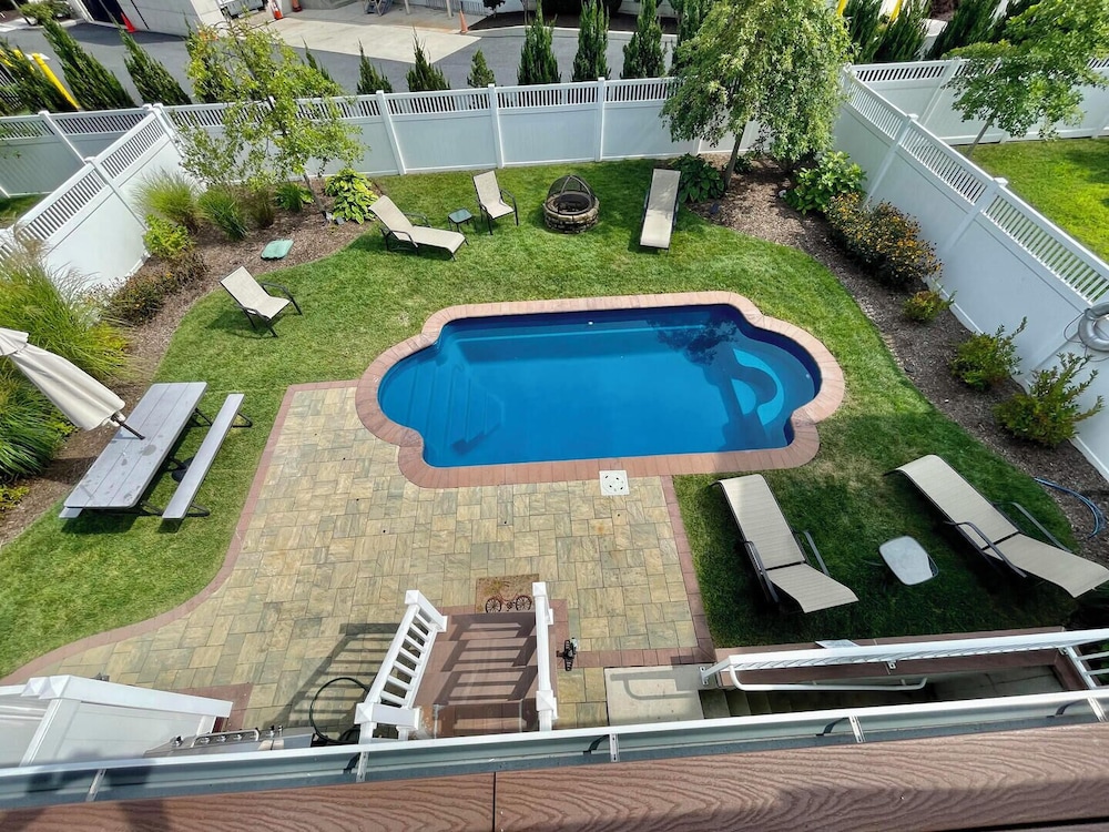 Lake Avenue 24