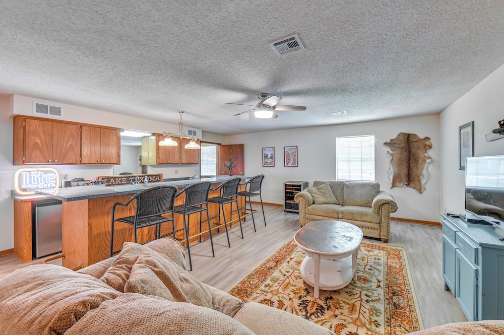 Home w/ Lake Texoma View, Game Room & Bar