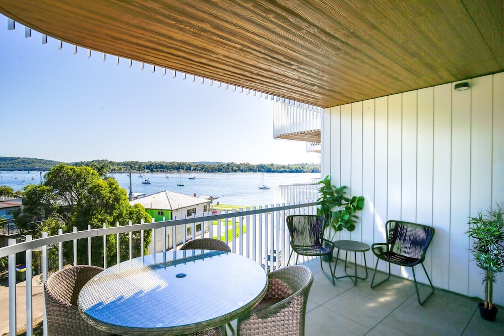 Elegant 2-bed Apartment With Incredible Bay Views