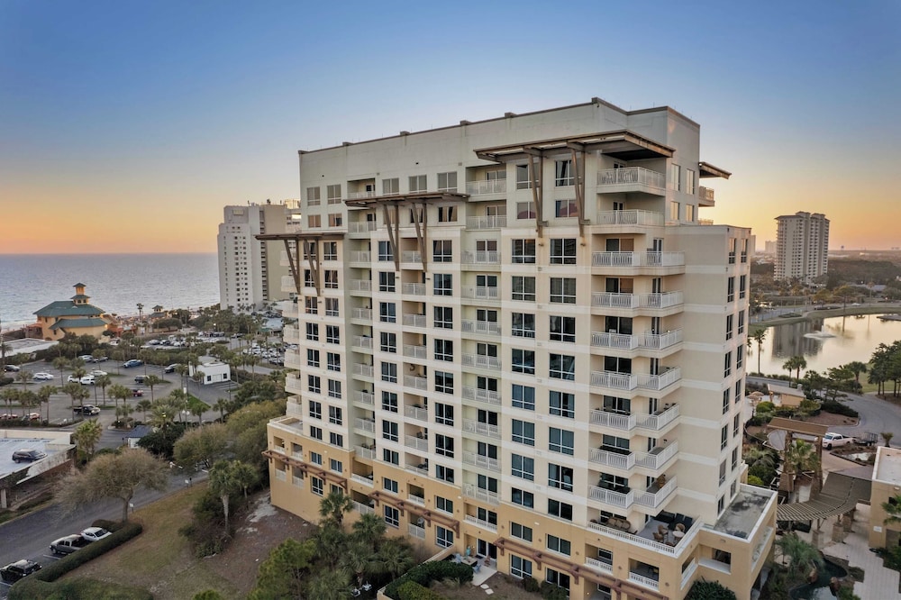 Miramar Beach Studio w/ Pool, Tennis & Walk to Beach Luau Eastern Sky