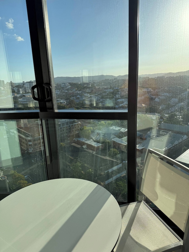 Luxury Apartments w Rooftop Pool CBD