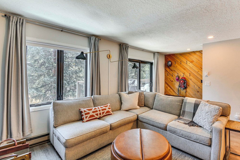 Walk to Town & Slopes: Riverfront Breckenridge Gem