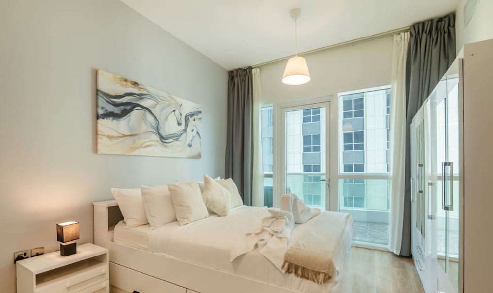 Luxury 1BR in Marina High-rise Living With Views