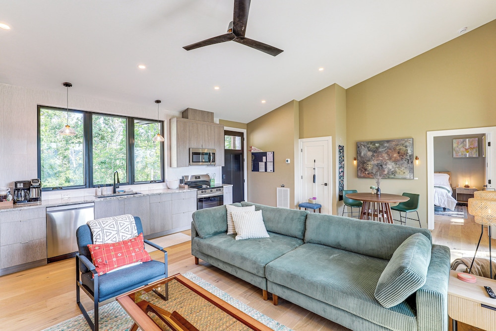 12 Mi to Asheville: Mtn-view Gem in Weaverville