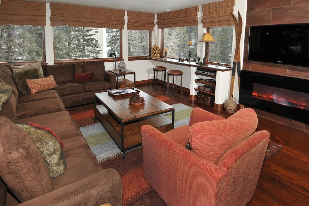 Cozy 2BR Ski-in/out Condo in Lionshead Village at Eagle Bahn Gondola