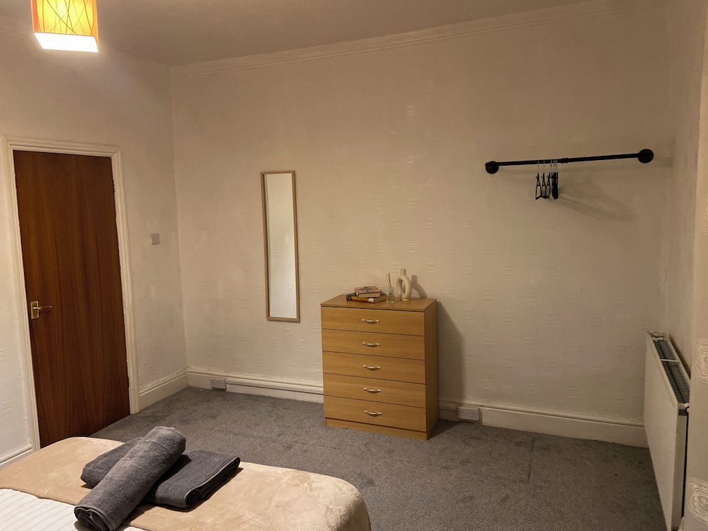 Remarkable 3-bed House in Liverpool view 2