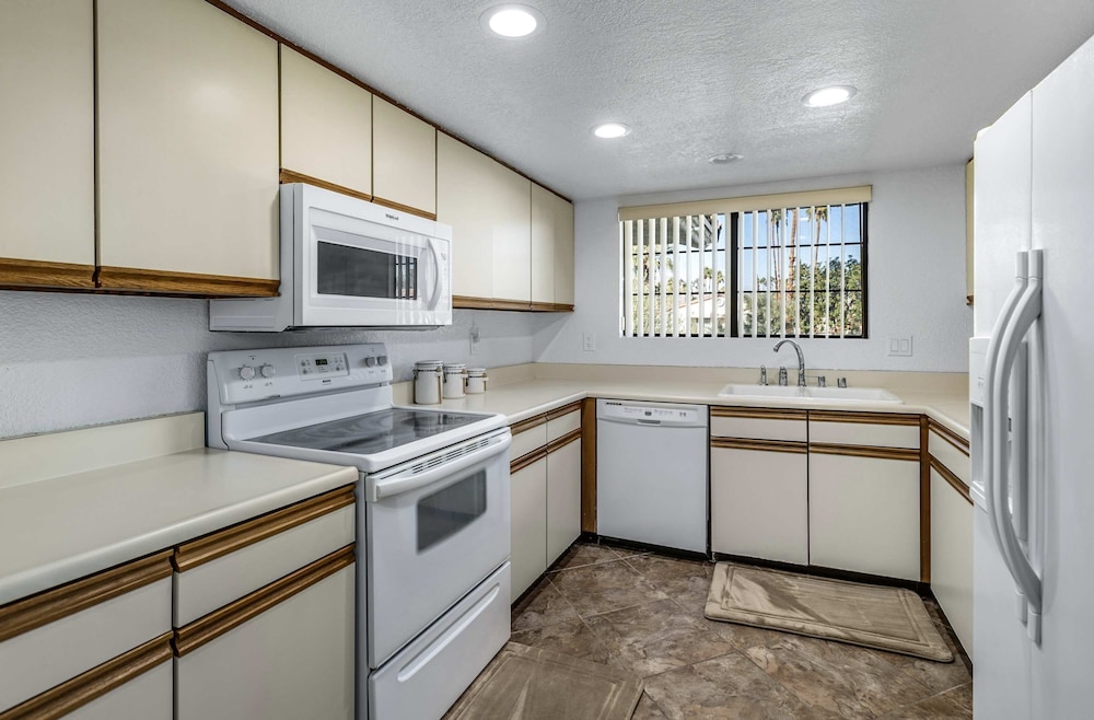 Stylish Condo With Panoramic View Community Pool
