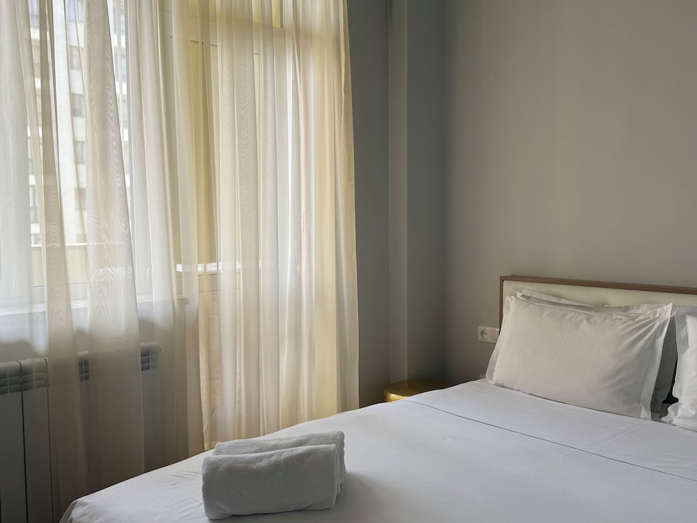Deluxe 2-bedroom apartment by Sweet Home