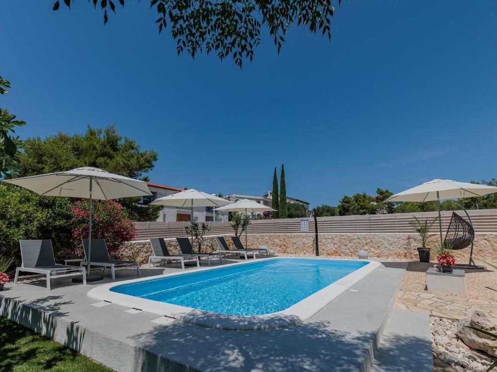 Charming Apartments Tome With Pool