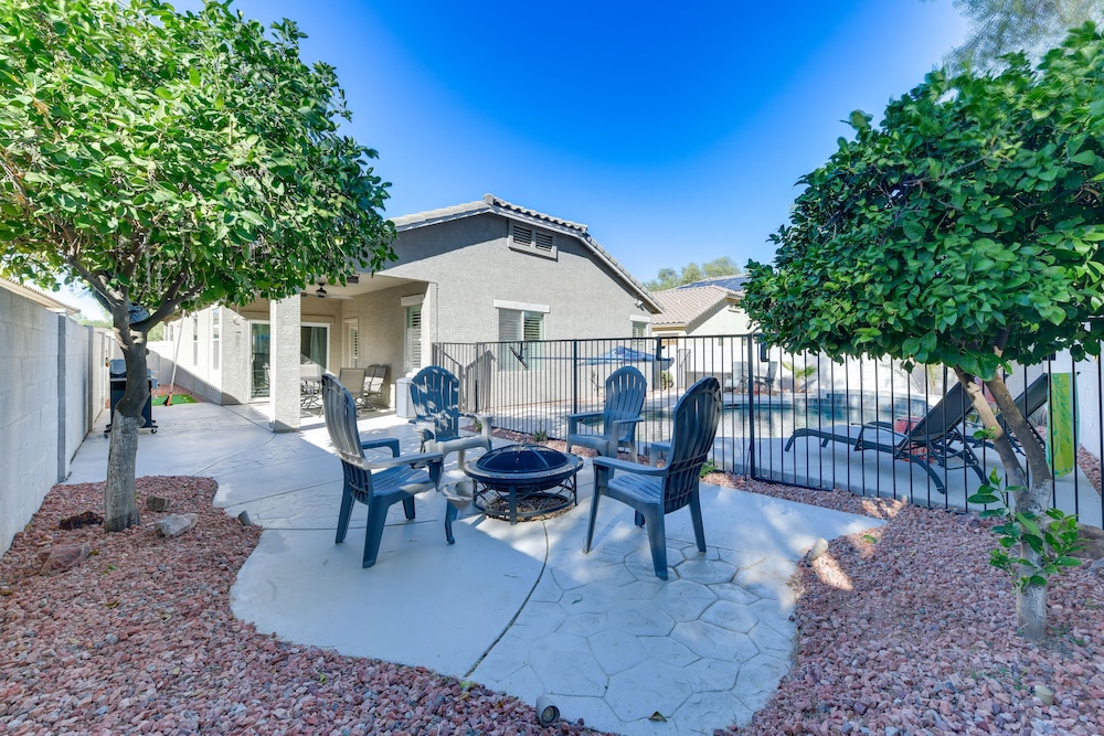 Charming Gilbert Home w/ Patio  Putting Green! - Property Image 5