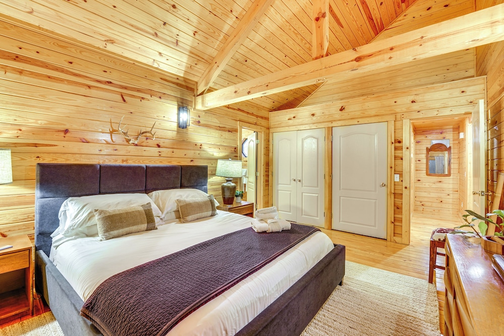 5 Mi to Beaver Lake: Family Cabin w/ Game Room