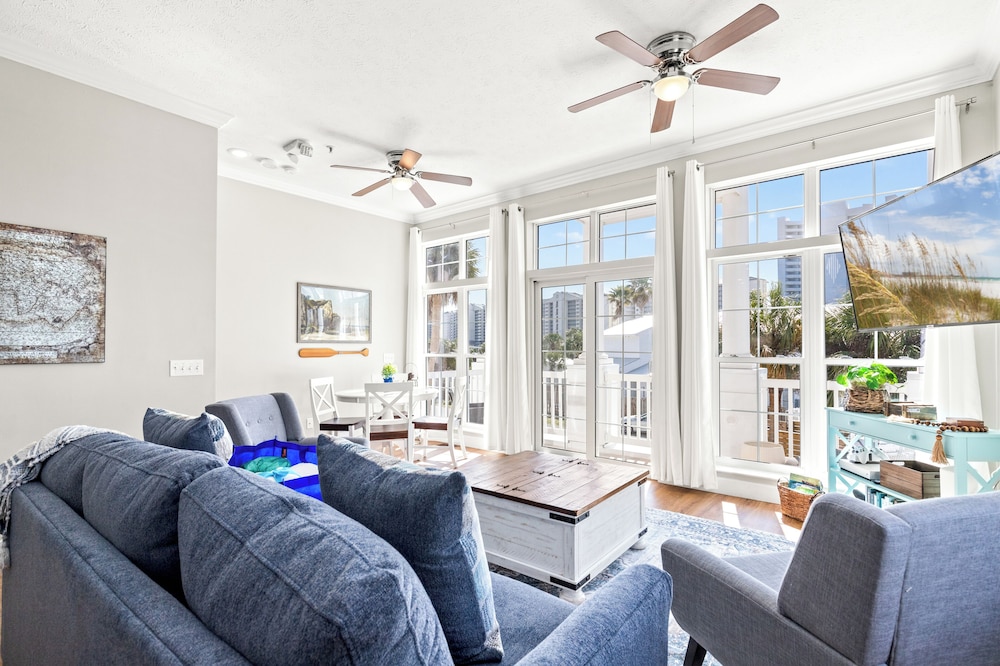 Sailors Cove: 5-bedroom, 4.5 Baths, Sleeps 12! Steps Away From the Beach!