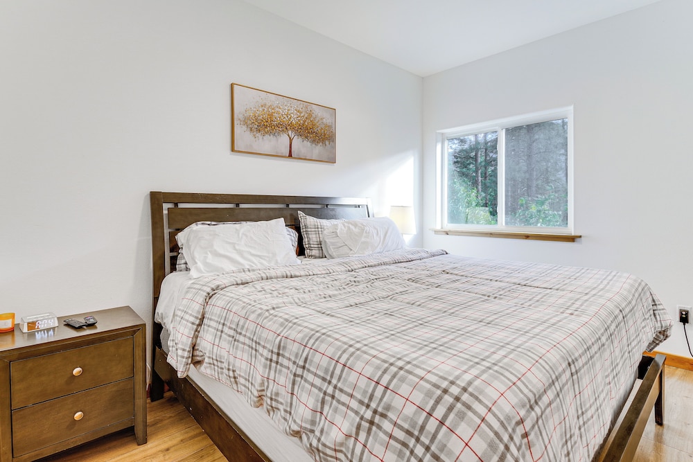 Lake Wenatchee Getaway w/ Water & Mountain Views! view 3